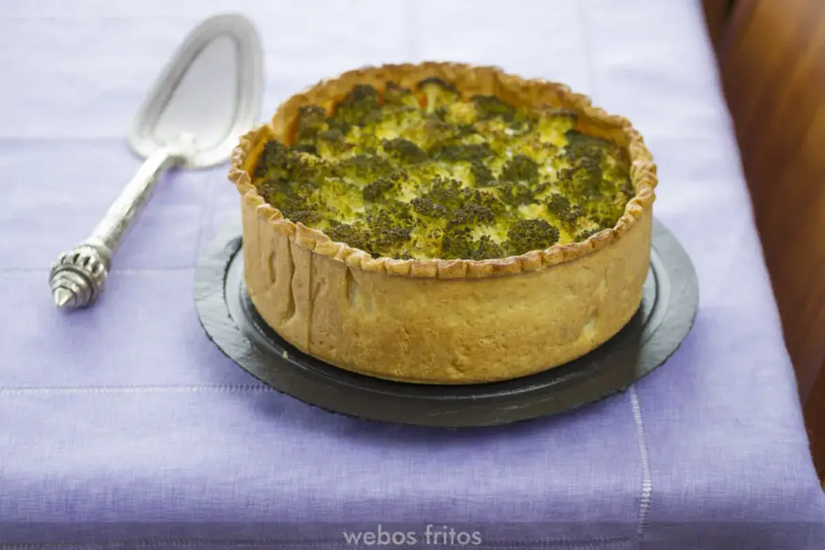 Un delicioso quiche de verduras, con una masa dorada y un relleno abundante de br&oacute;coli, listo para ser servido.