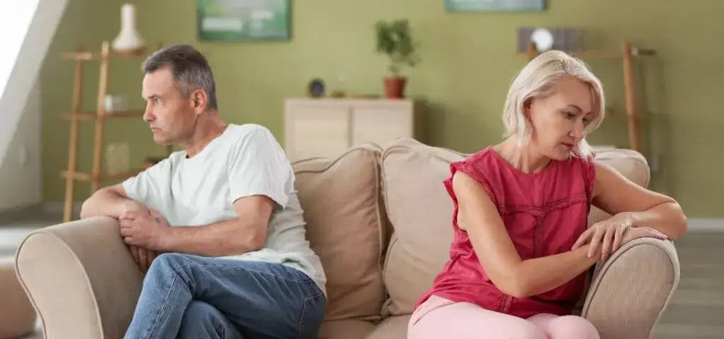 para w związku, kobieta czuje się ignorowana, dystans emocjonalny
