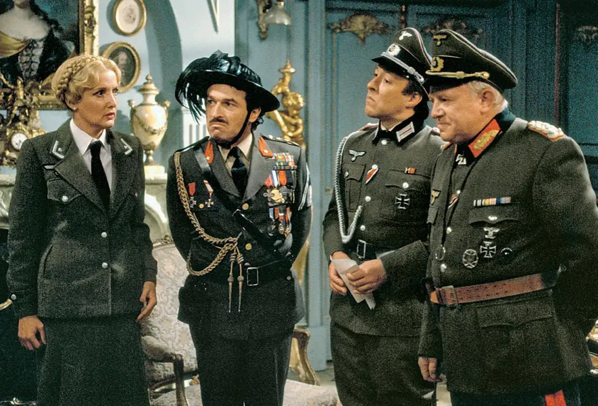 Allo Allo obsada w mundurach. Michelle, René, Gruber i von Strohm w komediowych strojach wojskowych.