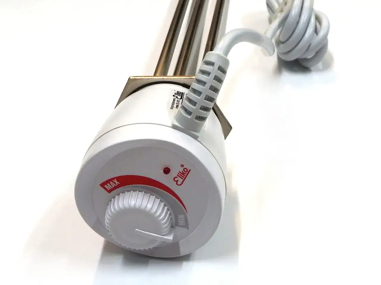 Biały grzejnik do wody z regulacją temperatury. Ma metalowe elementy grzewcze i biały kabel.