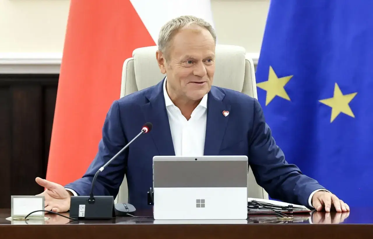 Donald Tusk, w tle flagi Polski i UE, mówi o przyszłości Polski. Czy to koniec rządów PiS?