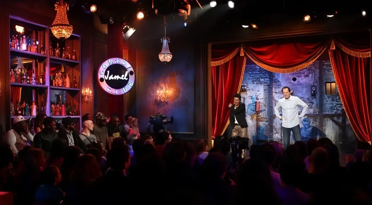 Sc&egrave;ne d'un comedy club paris gratuit, avec des humoristes sur sc&egrave;ne et un public attentif.
