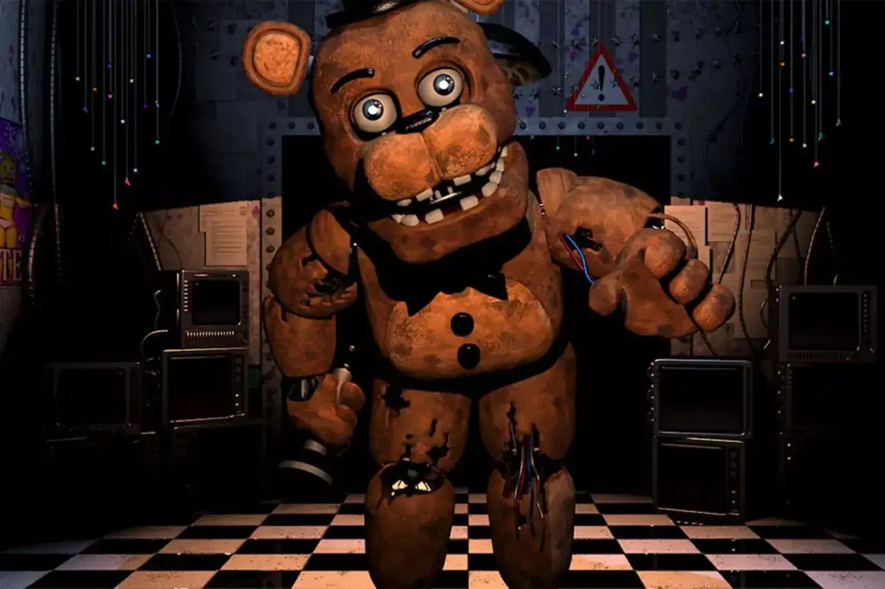 Freddy Fazbear, zniszczony pluszowy niedźwiedź, groźnie patrzy z mrocznego pokoju. To właśnie co to jest FNAF.