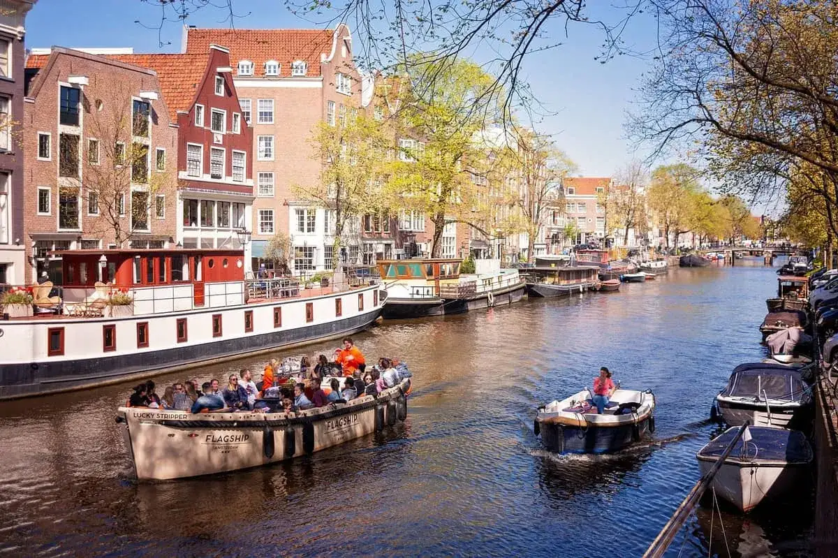 Un paseo en barco por los canales de Ámsterdam con niños es una experiencia inolvidable.