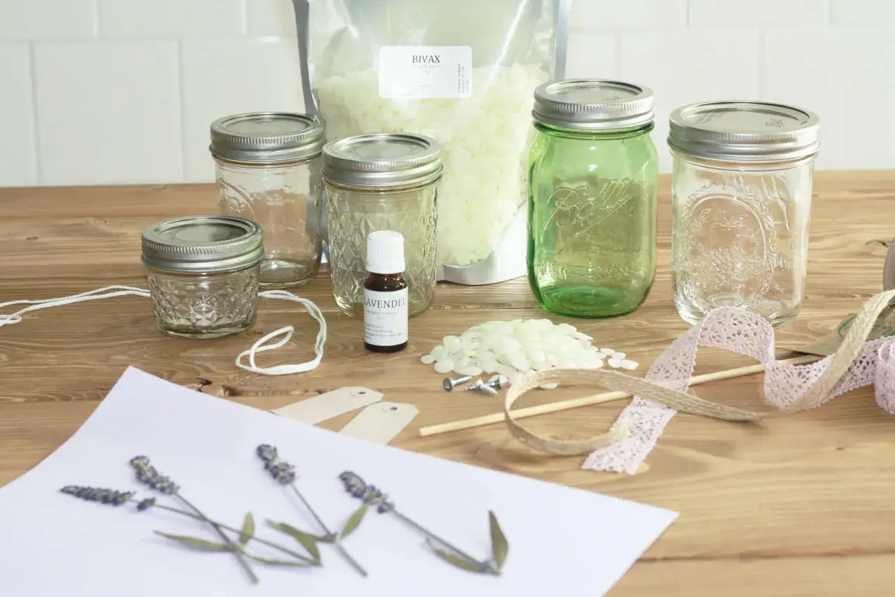 Allt för att skapa egna lavendeldoftande diy ljus: burkar, bivax, vekar, lavendelolja och dekorationer.