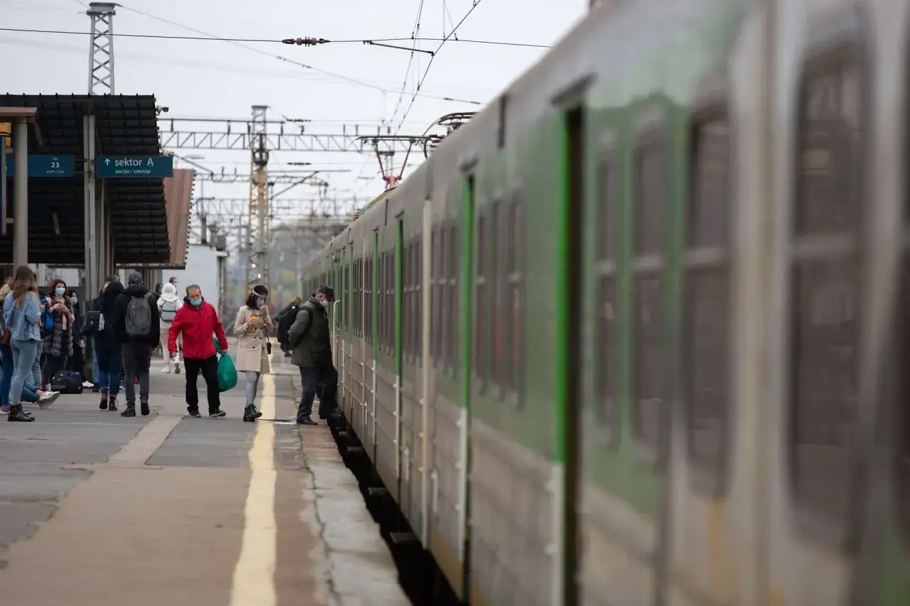 Ludzie na peronie czekają na pociąg Intercity. Czy w pociągach Intercity jest palarnia? Niestety, nie widać jej na tym zdjęciu.