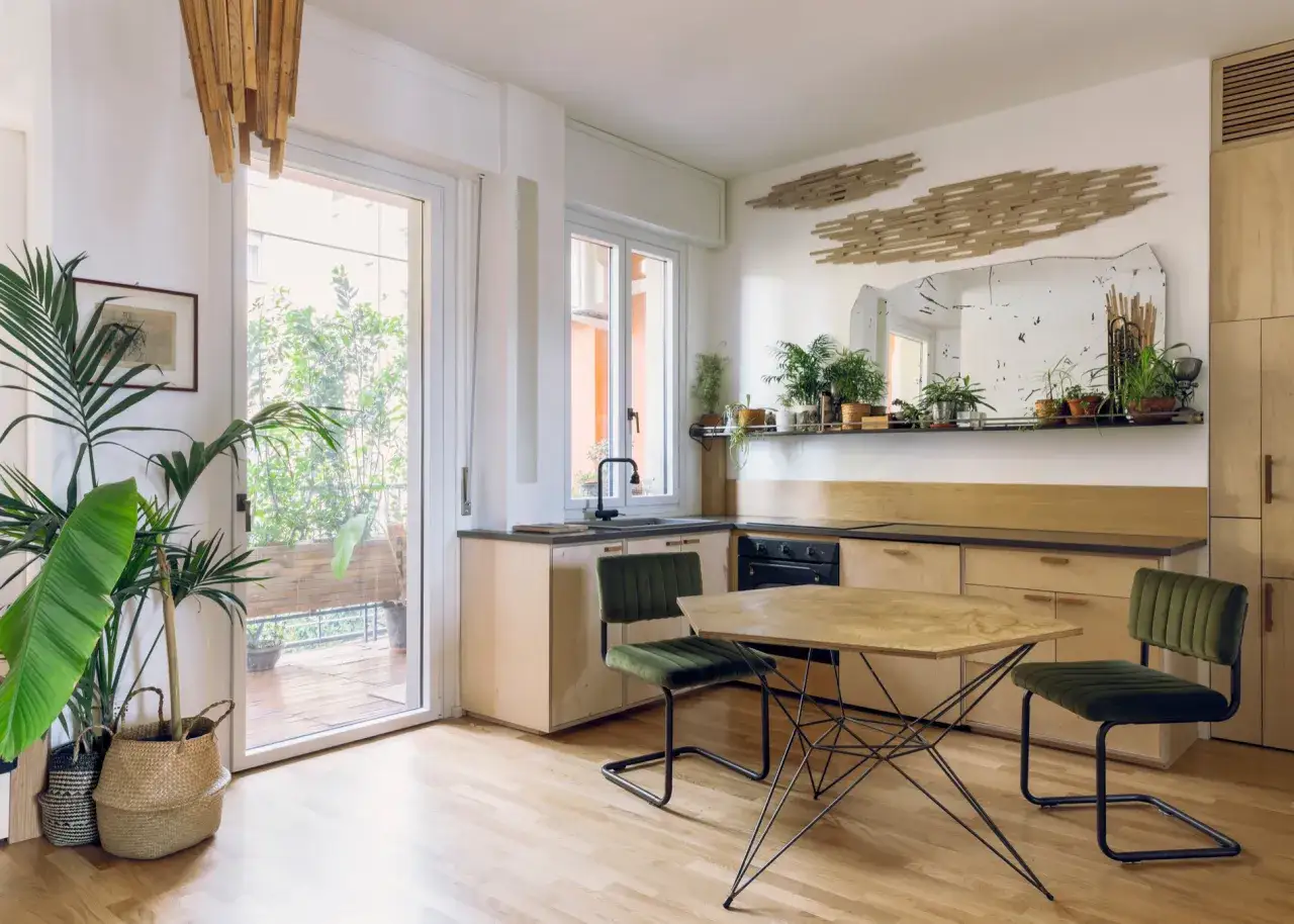 Cucina moderna con tavolo esagonale, sedie verdi e piante. Idee su come arredare con stile e funzionalità.