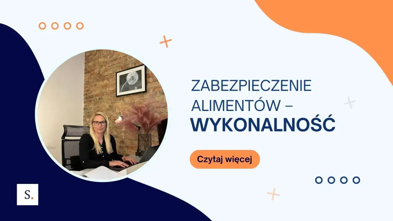 Kobieta przy biurku pracuje nad zabezpieczeniem alimentów. Tekst: