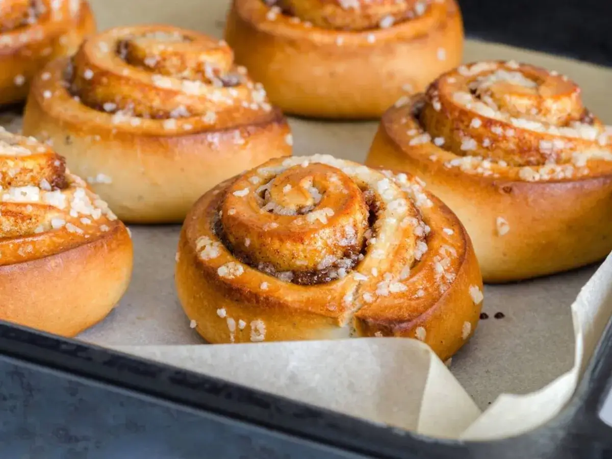 Nybakade kanelbullar med p&auml;rlsocker, perfekta f&ouml;r en vegansk fika.