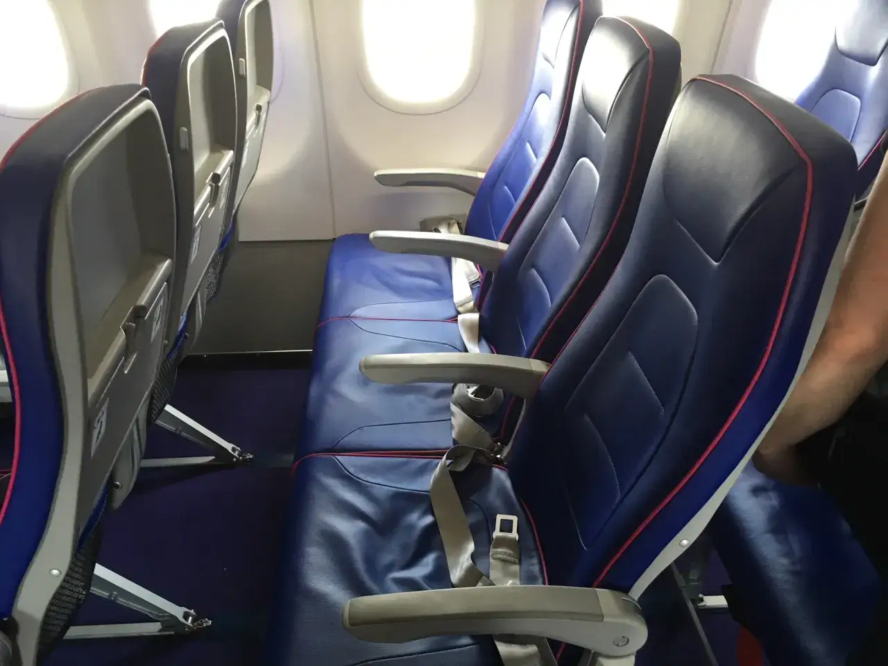Puste siedzenia w samolocie a321neo Wizzair. Czekają na pasażerów.