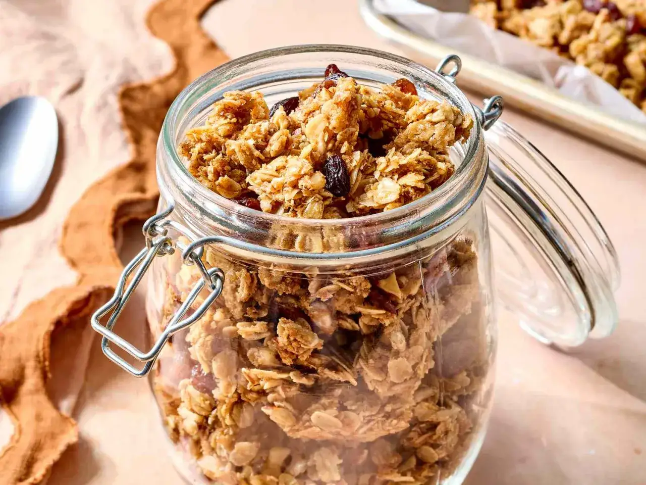 Ein Glas voller knusprigem, hausgemachtem Granola. Dieses leckere Granola Rezept ist perfekt für ein gesundes Frühstück.