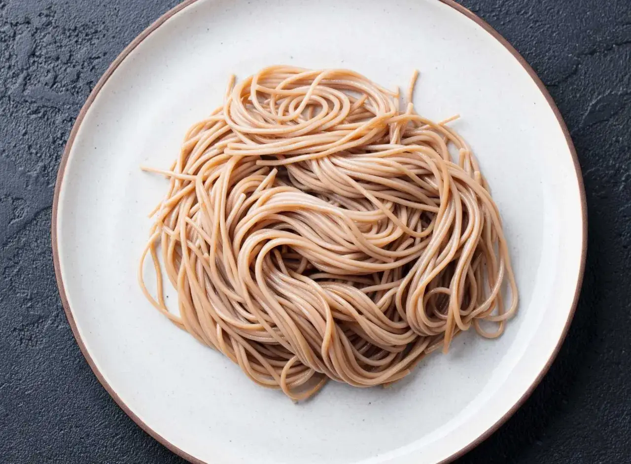 Ugotowany makaron soba na talerzu. Prosty przepis na zdrowe danie.