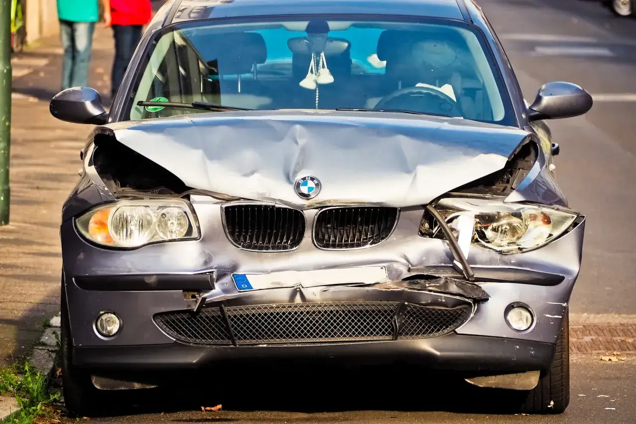Uszkodzone BMW na ulicy w Wiedniu. Może to być przyczyna negatywnych vienna life opinie o ruchu drogowym.