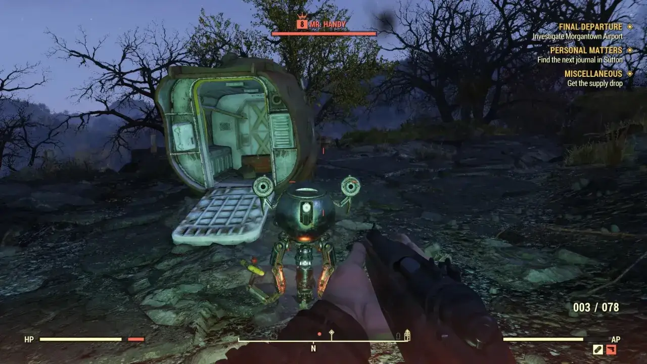 Gracz w Fallout 76 walczy z robotem Mr. Handy przy otwartym kapsule ratunkowej. Sprawdź fallout 76 wymagania, by cieszyć się grą.