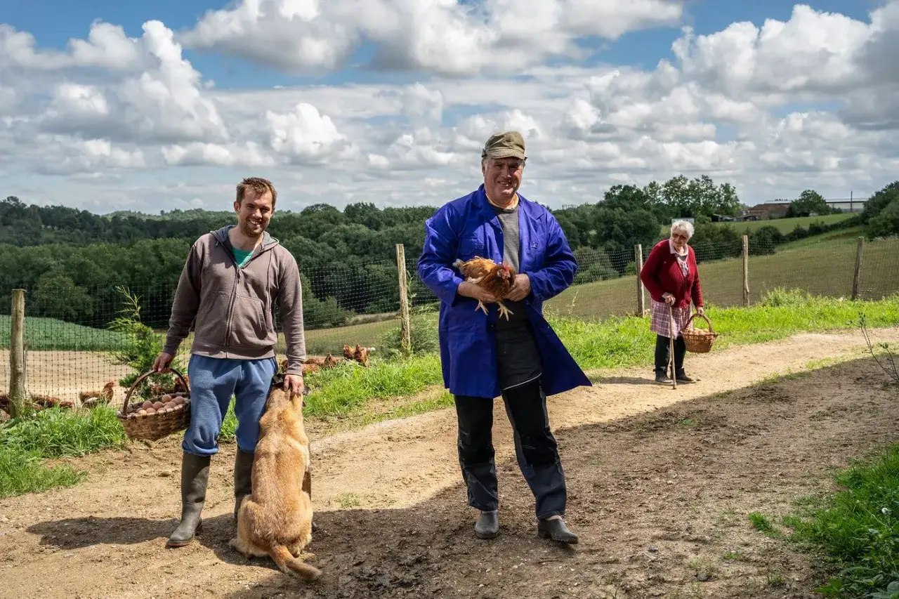 Trois générations de fermiers, un chien et des poules, symboles du mouvement de défense des exploitants familiaux.