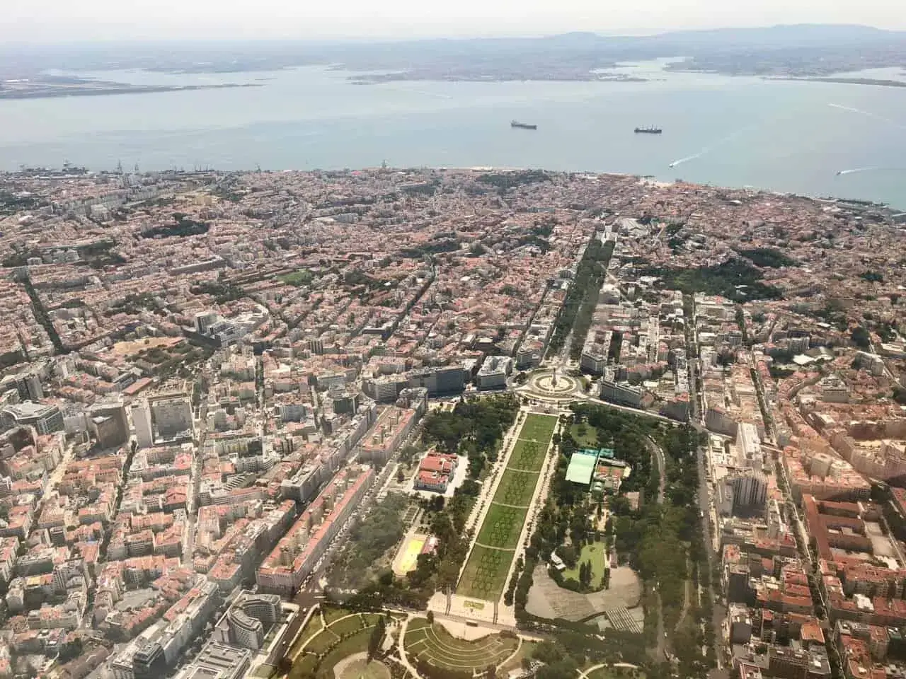 Luftaufnahme von Lissabon: Der Flughafen ist nah, die Innenstadt erstreckt sich bis zum Tejo.