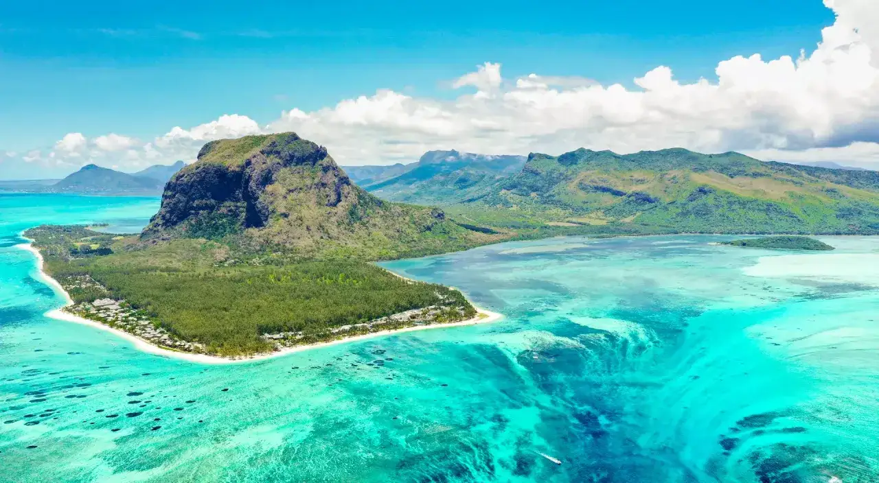 Mauritius, październik: słoneczna pogoda, turkusowa woda, góry i bujna zieleń. Idealne warunki na rajskie wakacje.