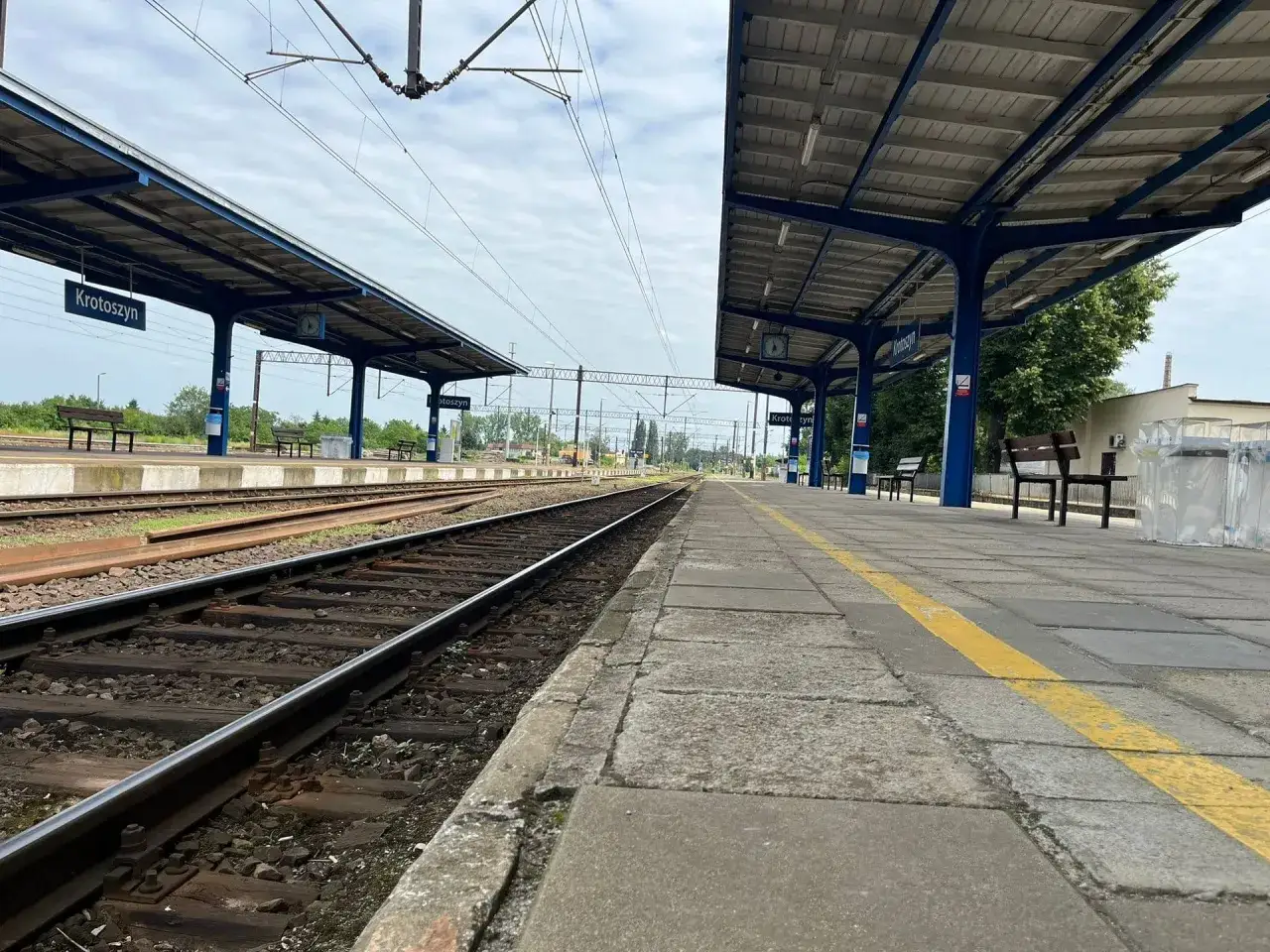 Pusta stacja pociągowa Krotoszyn z torami i wiatami. Czekam na pociąg.