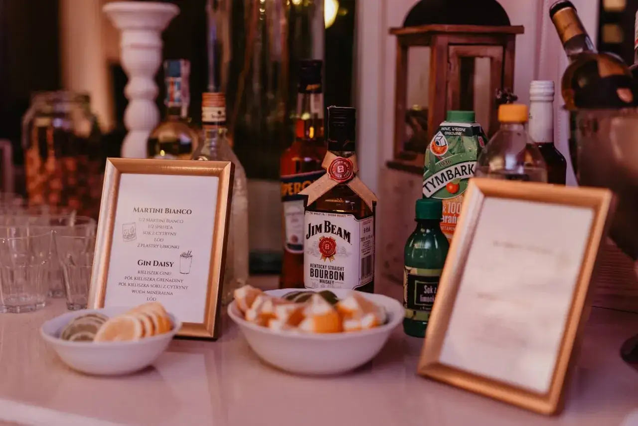 Wesele: jakie są zasady serwowania alkoholu? Wódka, wino, whisky i drinki z sokiem z cytryny.