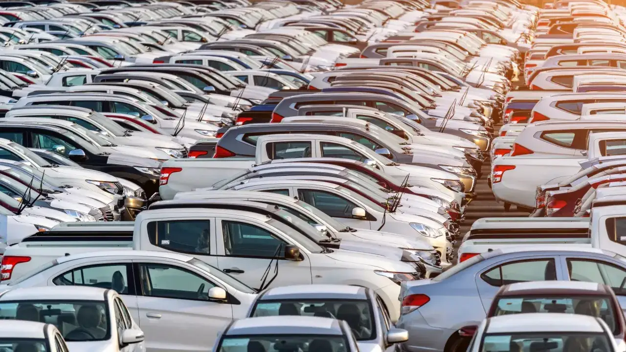 En stor parkering fylld med nya Volvo-bilar, redo f&ouml;r volvo car mobility.