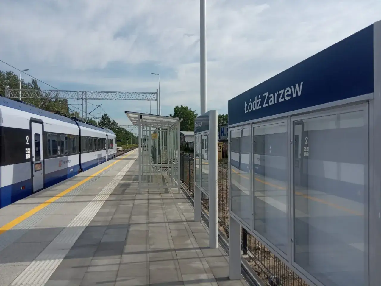 Pociąg czeka na stacji Łódź Zarzew. Czas wsiadać do łodzi, która zabierze nas w podróż.