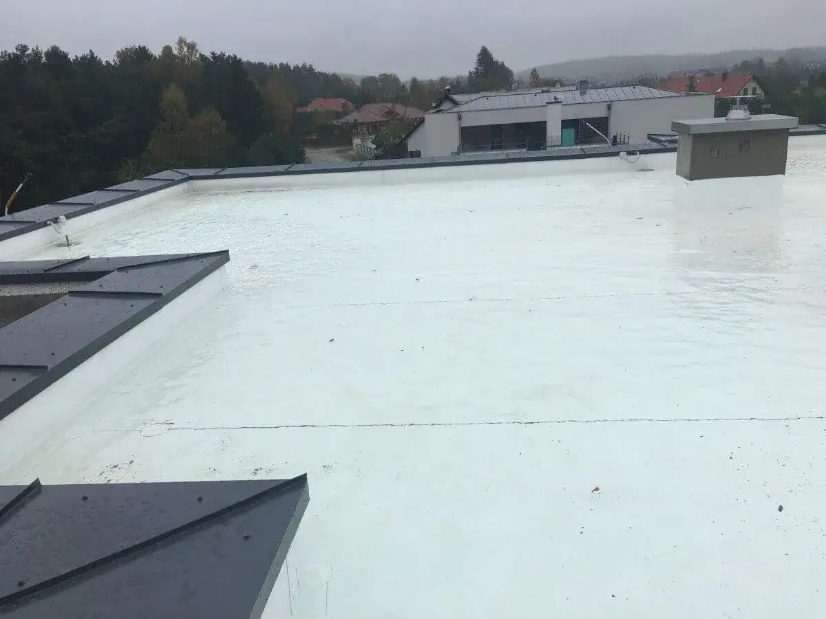 Nowy dach płaski z membraną EPDM, gotowy do użytku. Klejenie EPDM wykonane profesjonalnie.