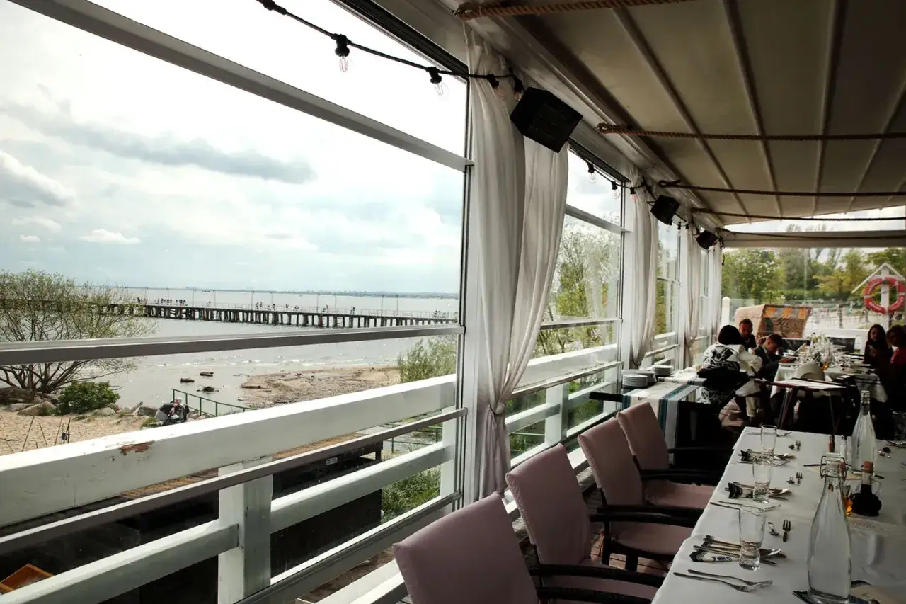 Elegancka restauracja z widokiem na molo i morze. Idealne miejsce, gdzie zjeść rybę w Gdańsku, ciesząc się piękną panoramą.