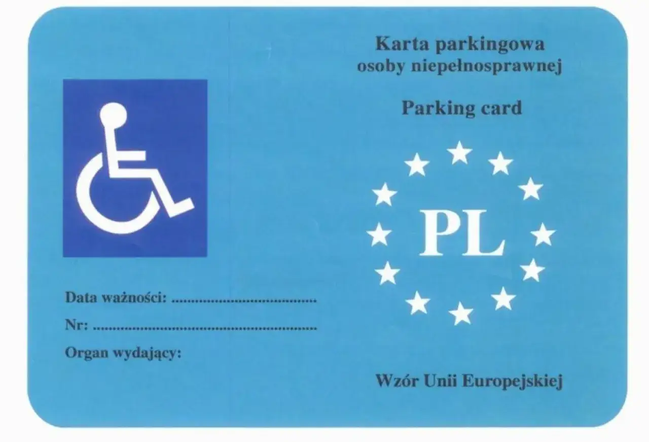 Niebieska karta parkingowa z symbolem wózka inwalidzkiego i napisem 