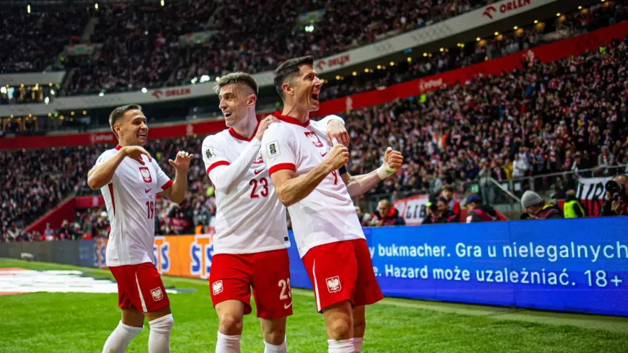 Piłkarze reprezentacji Polski świętują zwycięstwo. Kibice na trybunach czekają na kolejne mecze, bo mundial co ile lat jest wielkim wydarzeniem!
