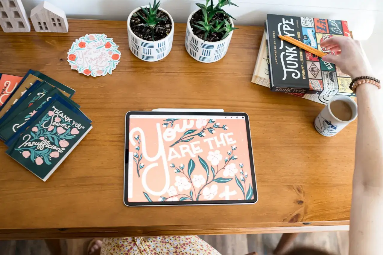 Na biurku leży tablet z napisem