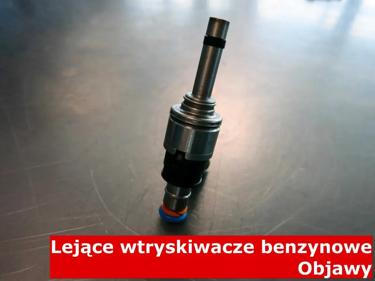 Metalowy wtryskiwacz benzyny, który może powodować problemy. Objawy lejącego wtryskiwacza benzyny są kluczowe dla diagnozy.