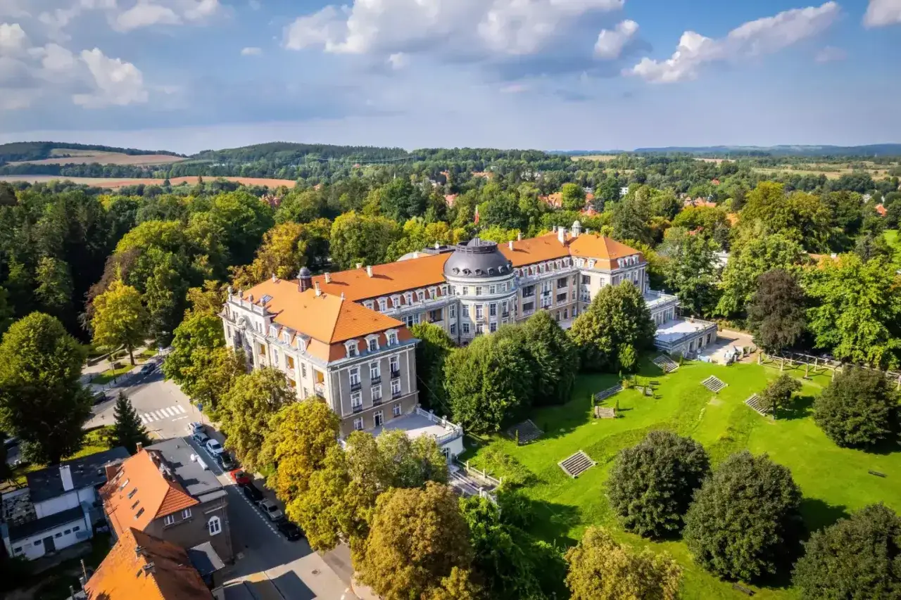 Piękny pałac otoczony zielenią, jeden z urokliwych uzdrowisk na Dolnym Śląsku. Idealne miejsce na relaks i odpoczynek.