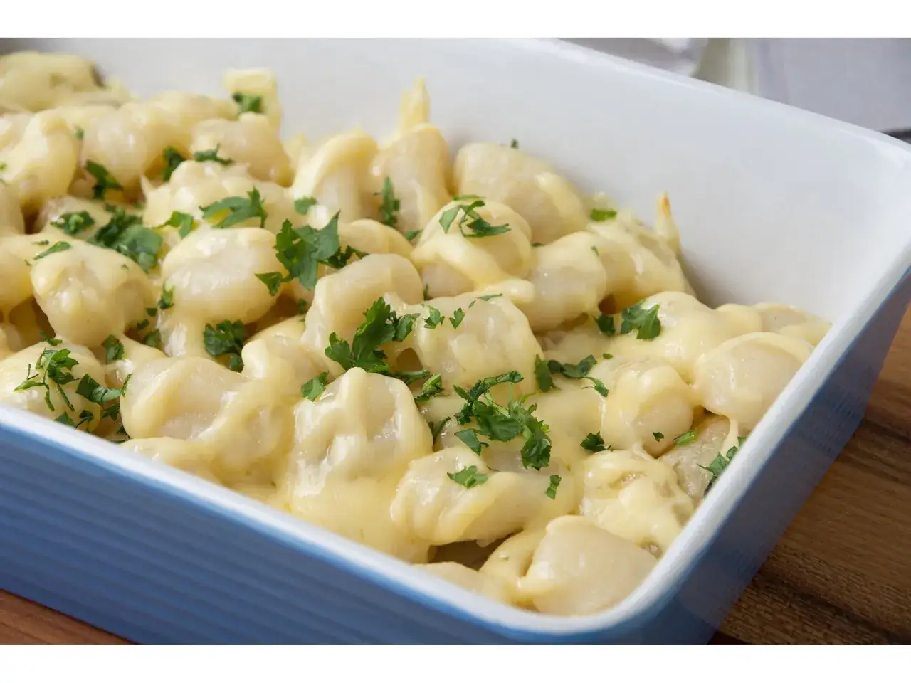 Ein köstlicher Gnocchi Auflauf mit cremiger Käsesauce und frischer Petersilie, bereit zum Servieren. Ein einfaches Gnocchi Auflauf Rezept.