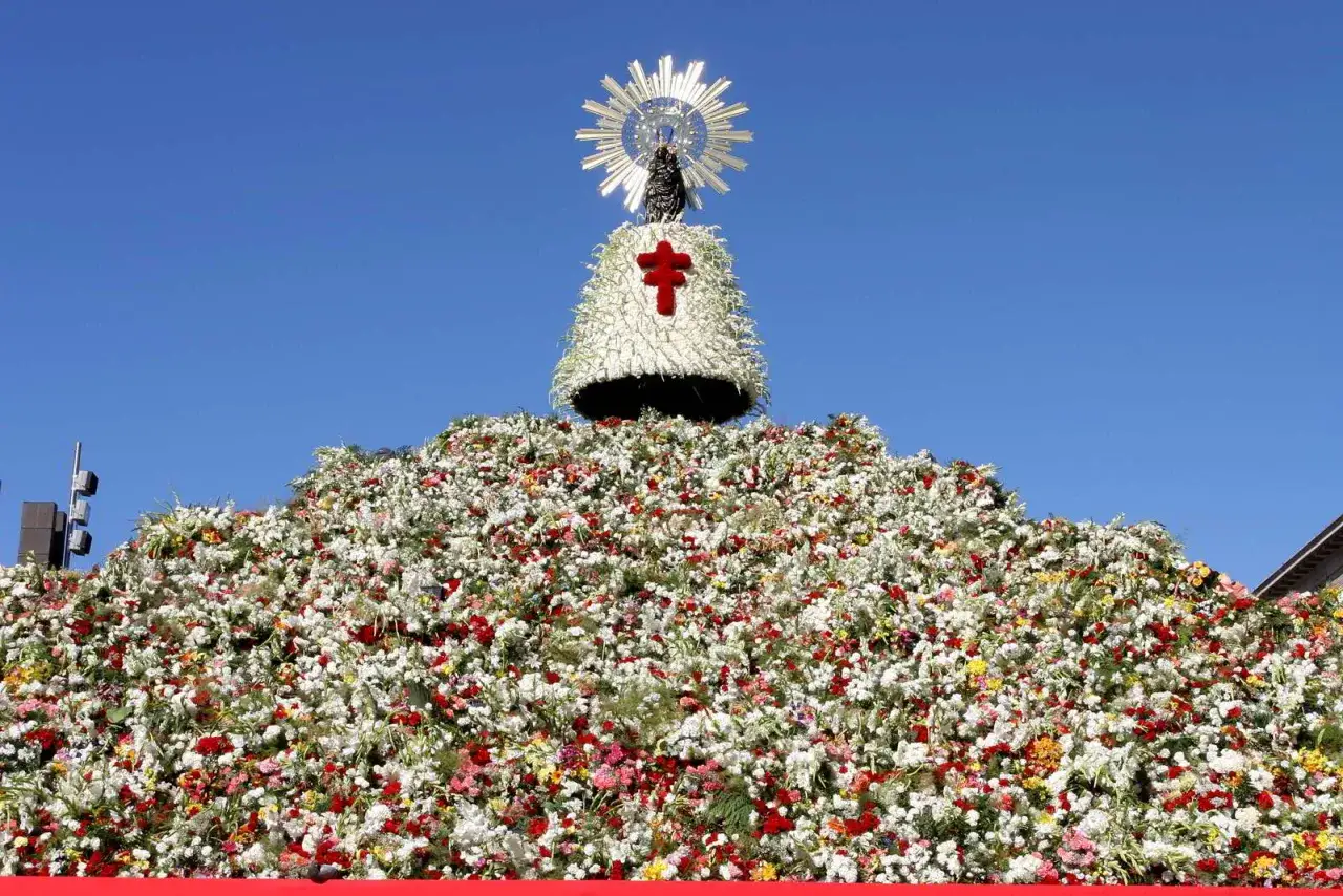 Montaña de flores con la Virgen del Pilar en la cima, parte del programa de fiestas del Pilar.