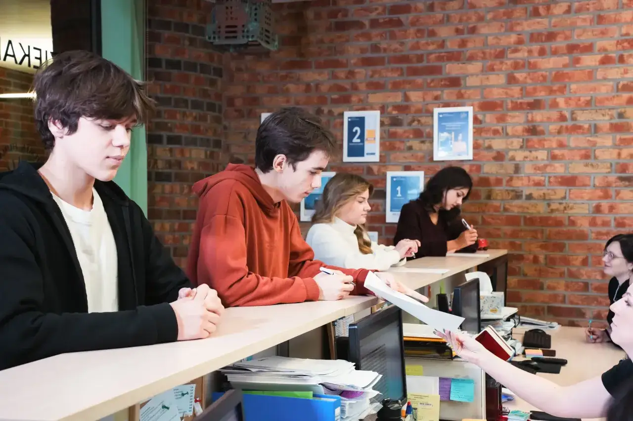 Studenci czekają na rekrutację na staż wakacyjny dla studentów w dużych firmach. Kiedy rusza rekrutacja 2024?