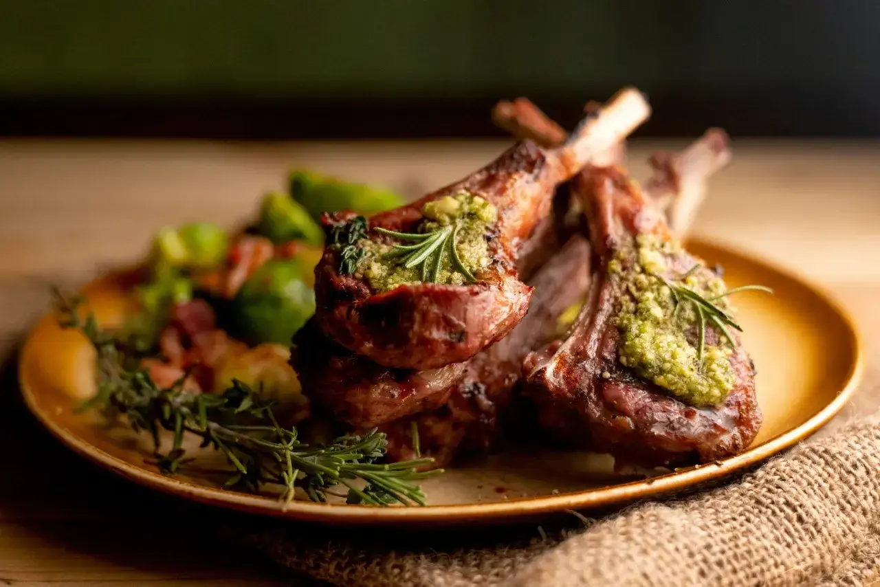 Costillas de cordero con chimichurri y romero, un plato principal para recetas gourmet.