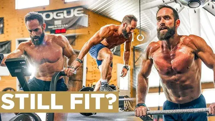 początkujący crossfiterzy z trenerem