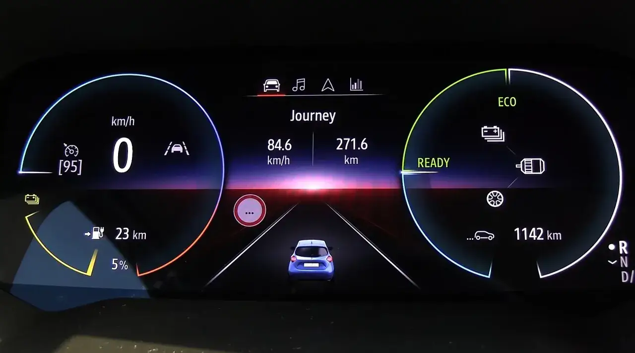 Wyświetlacz Renault Zoe pokazuje zasięg 23 km przy 5% baterii. Podróż trwa 271.6 km.