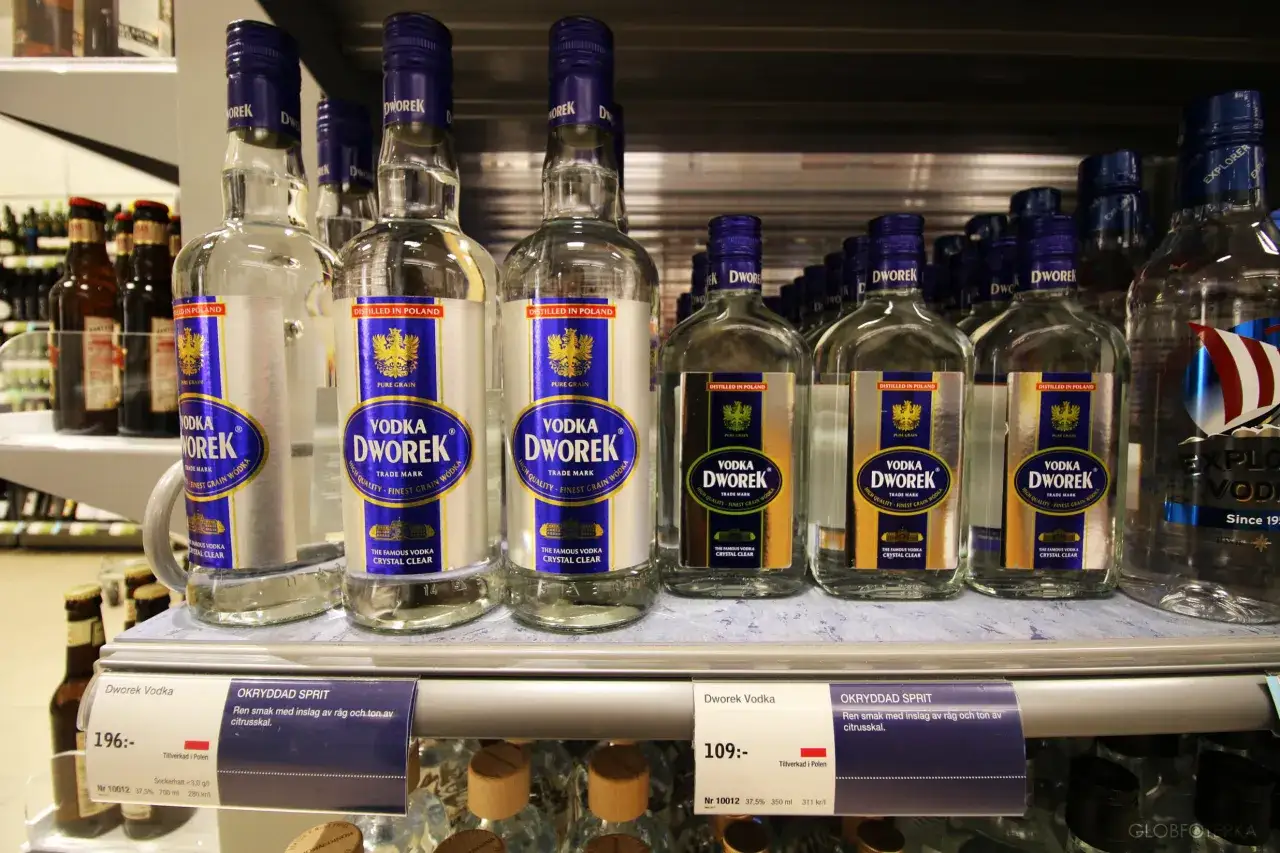 Butelki wódki Dworek na półce sklepowej. Zastanawiasz się, ile alkoholu można przewieźć do Szwecji?