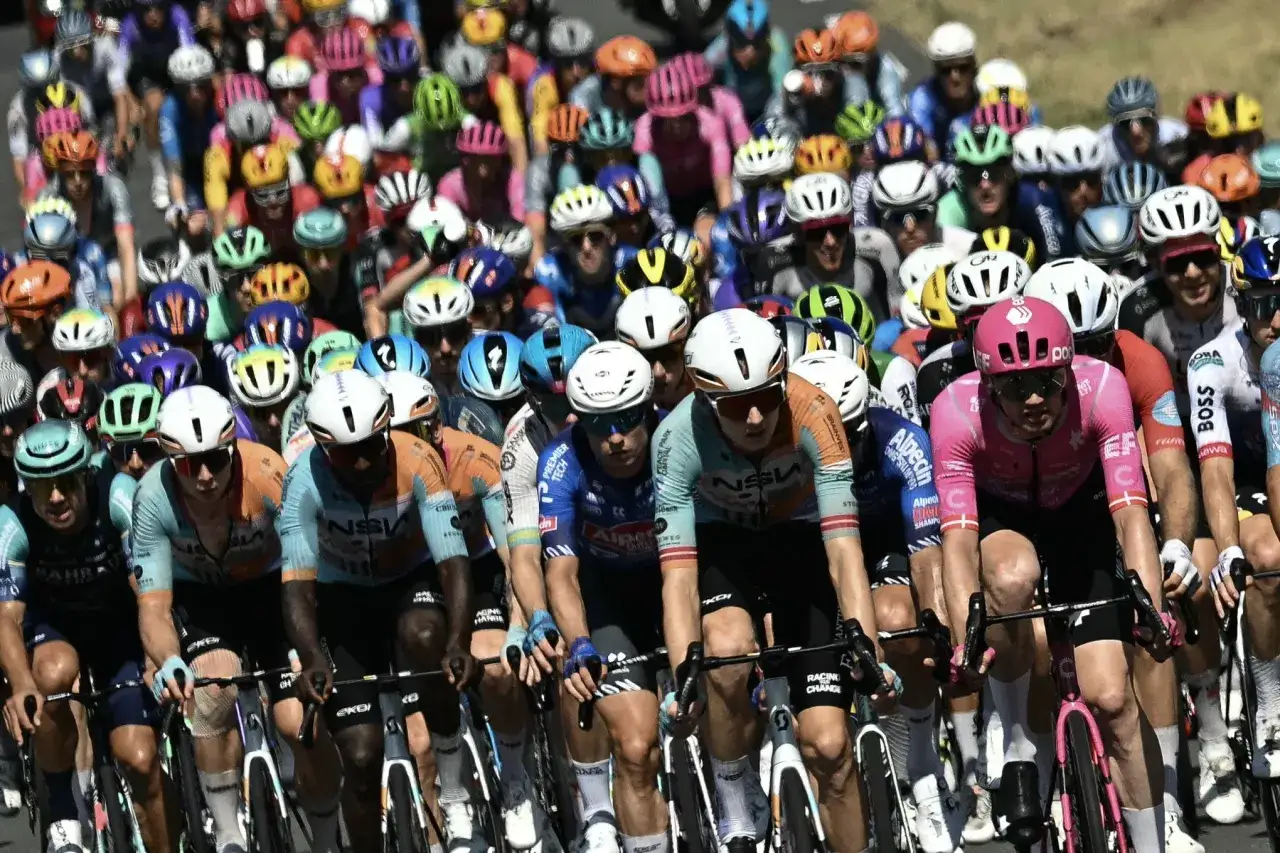 Ein Peloton von Radfahrern in bunten Trikots kämpft im Radsport um die Führung.