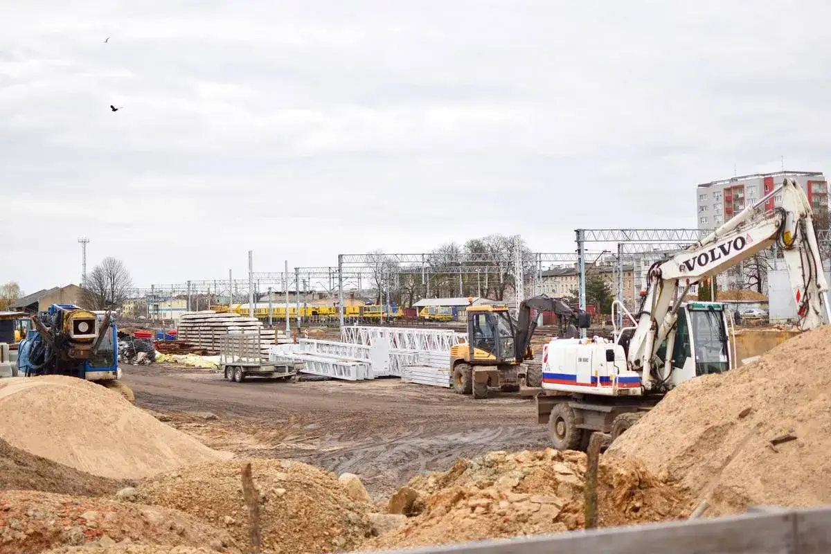 Plac budowy z koparkami i materiałami. Zastanawiasz się, ile zarabia budowlaniec w Anglii?