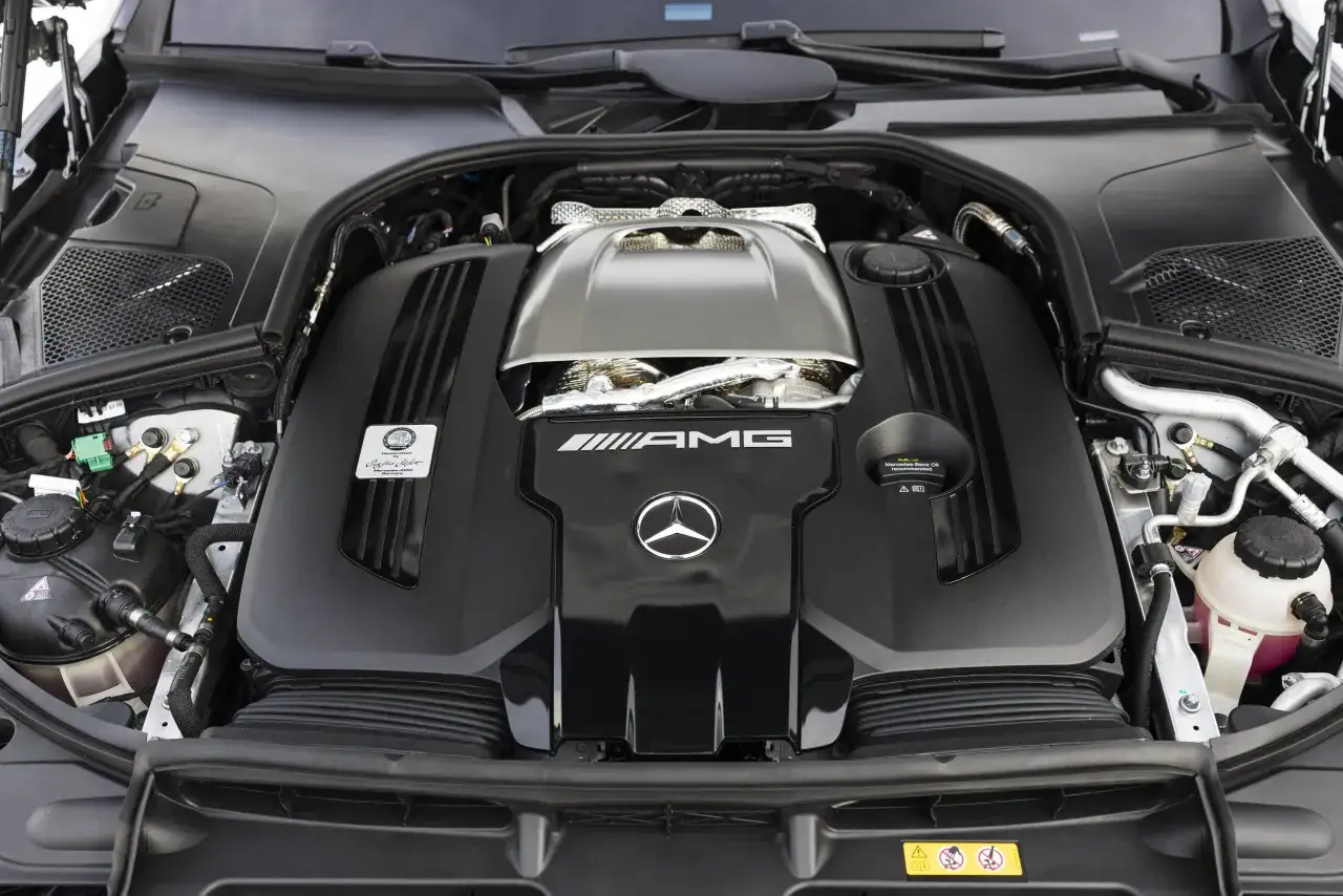 Silnik AMG w Mercedesie S 500, gotowy do dostarczenia mocy.