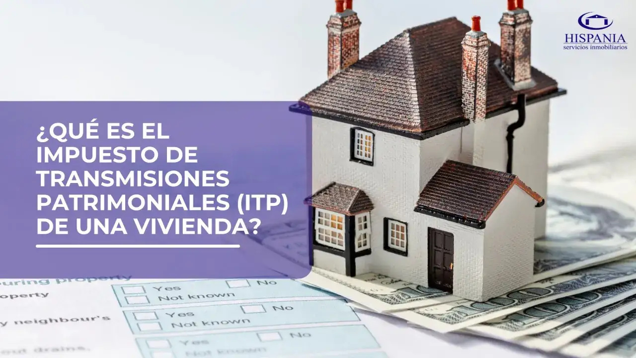 Maqueta de casa sobre billetes, con texto