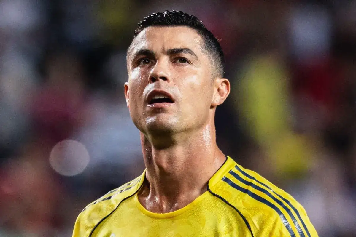 Cristiano Ronaldo w żółtej koszulce, z pocącą się twarzą, symbolizuje gorące al nassr transfery i emocje na boisku.