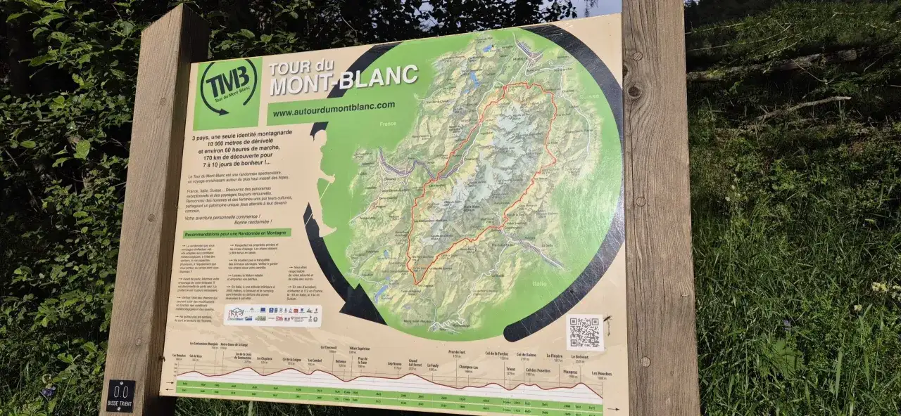 Mapa informacyjna o trasie Tour du Mont-Blanc. Opisuje 170 km, 10 000 m przewyższenia i 60 godzin marszu.