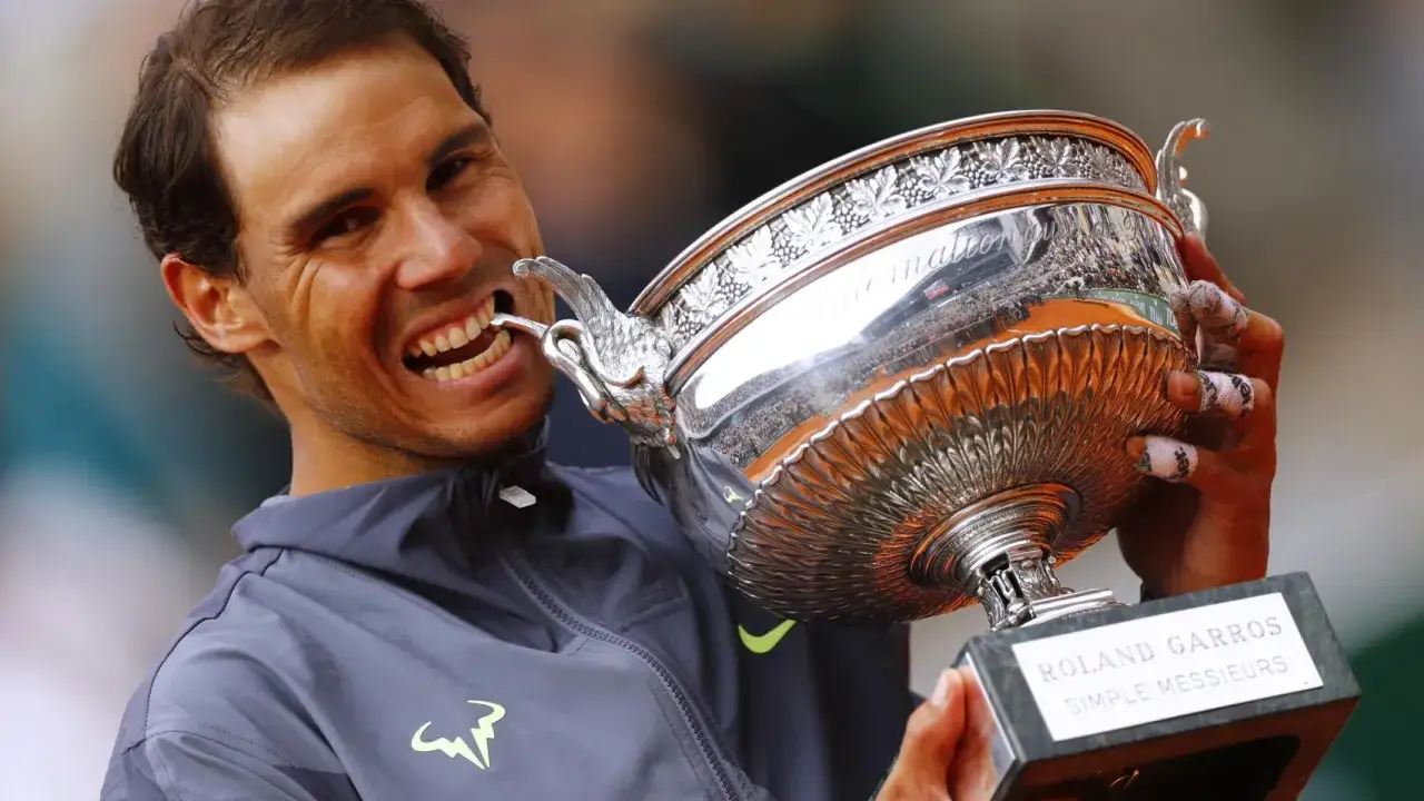 Rafael Nadal muerde el trofeo de Roland Garros, celebrando otro de sus grand slams.