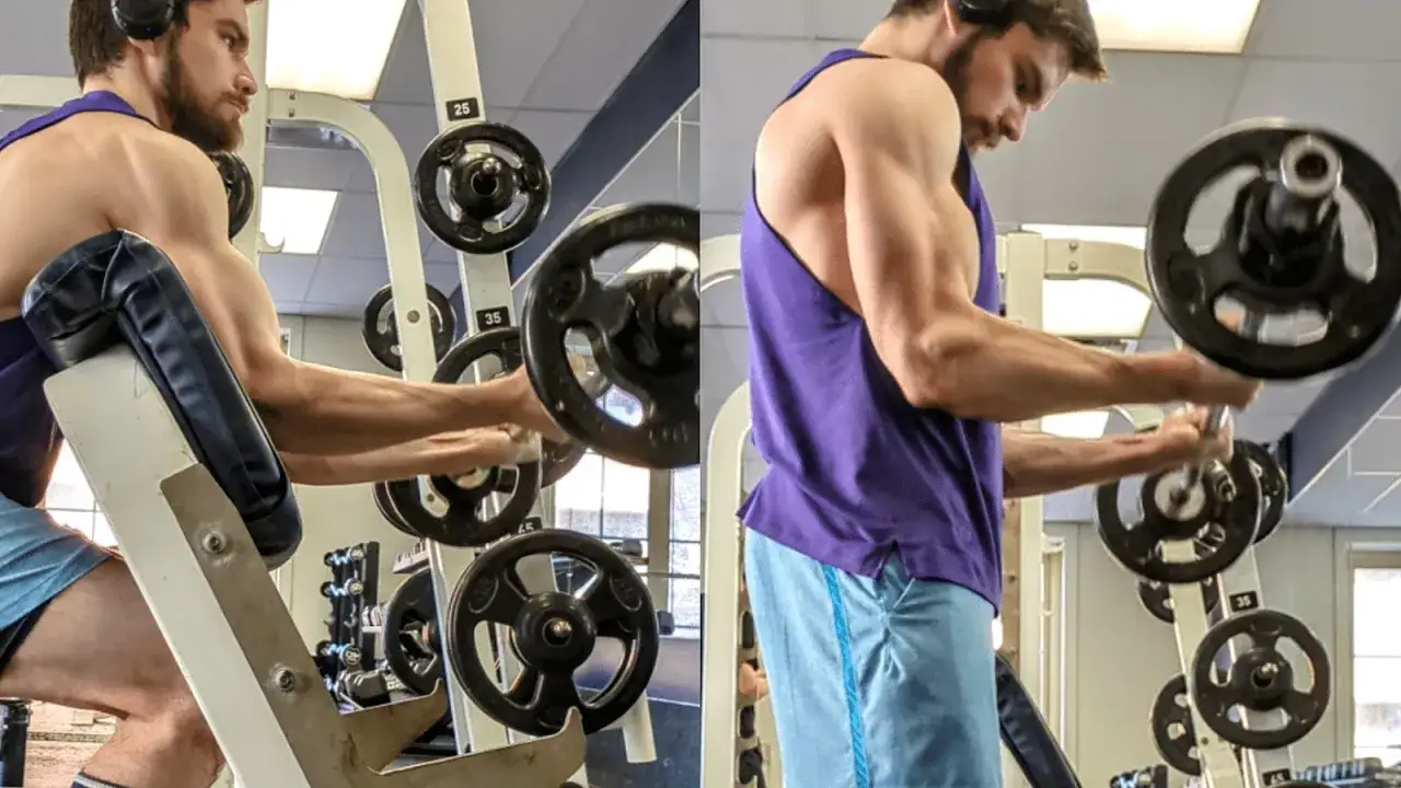 Mężczyzna ćwiczy biceps, podnosząc sztangę. Widać jego umięśnione przedramiona i bicepsy.