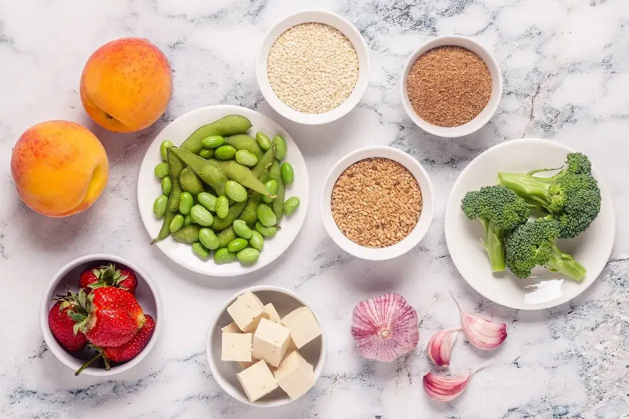 Brzoskwinie, edamame, truskawki, tofu, czosnek, brokuły, sezam i siemię lniane – składniki, które mogą pomóc w kwestii co jeść na porost biustu.