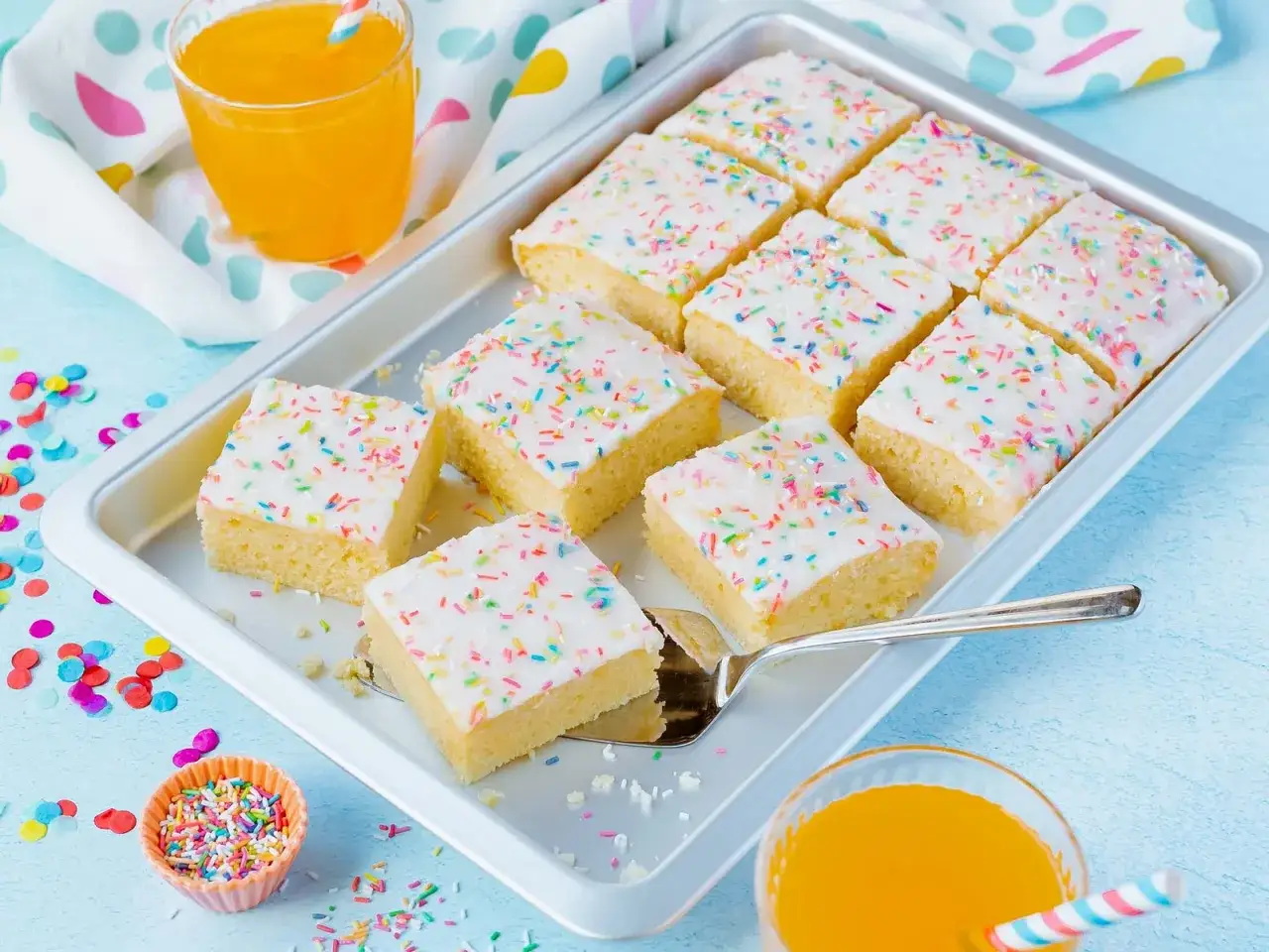 Bunte Fantaschnitten, ein einfaches Rezept für jeden Anlass, mit Zuckerguss und Streuseln.