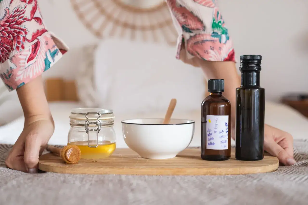 Prepara tu mascarilla capilar: miel, aceites y un bol. Descubre cómo aplicar miel en el cabello para un brillo natural.